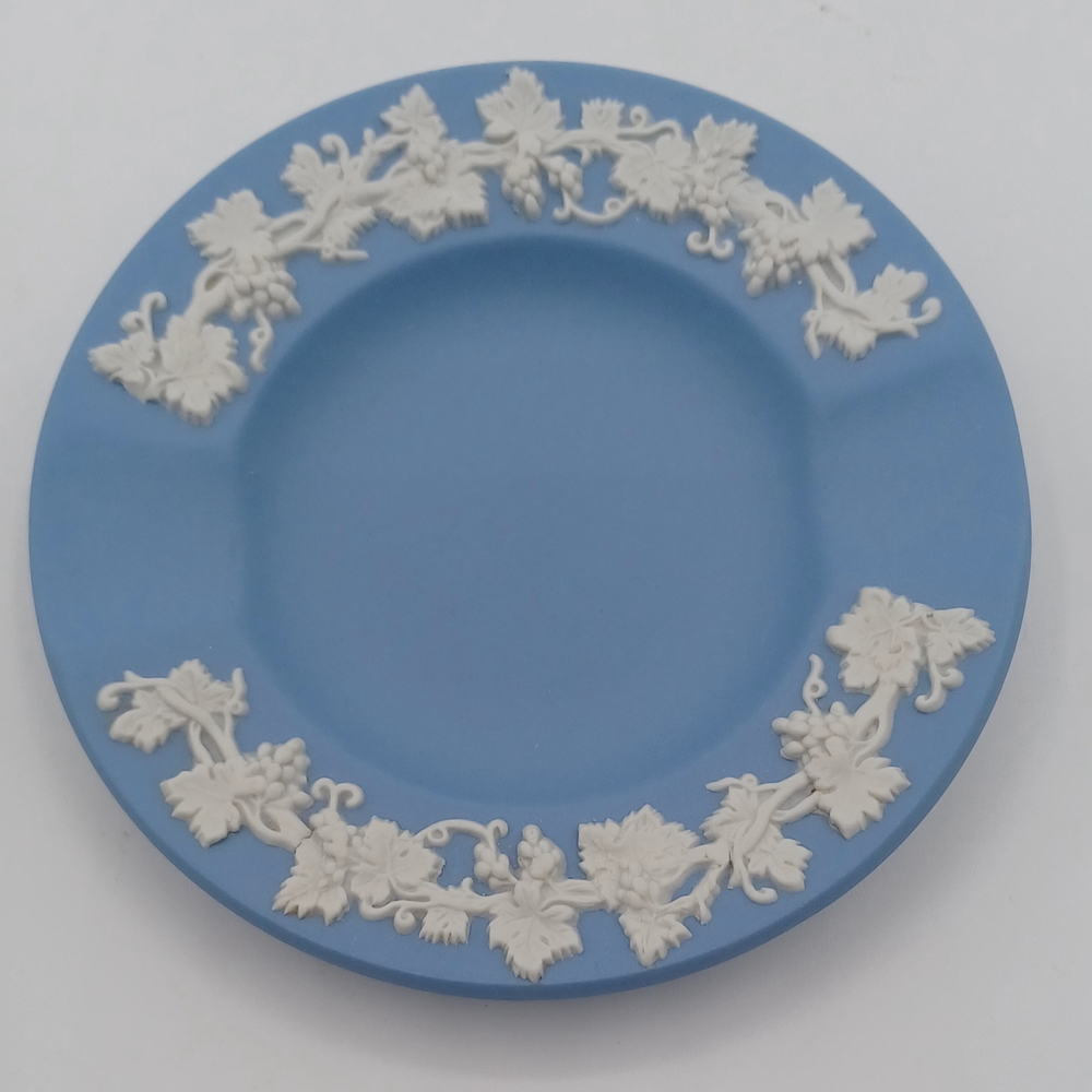 Wedgwood ashtray is made of pottery in England. It features a blue design